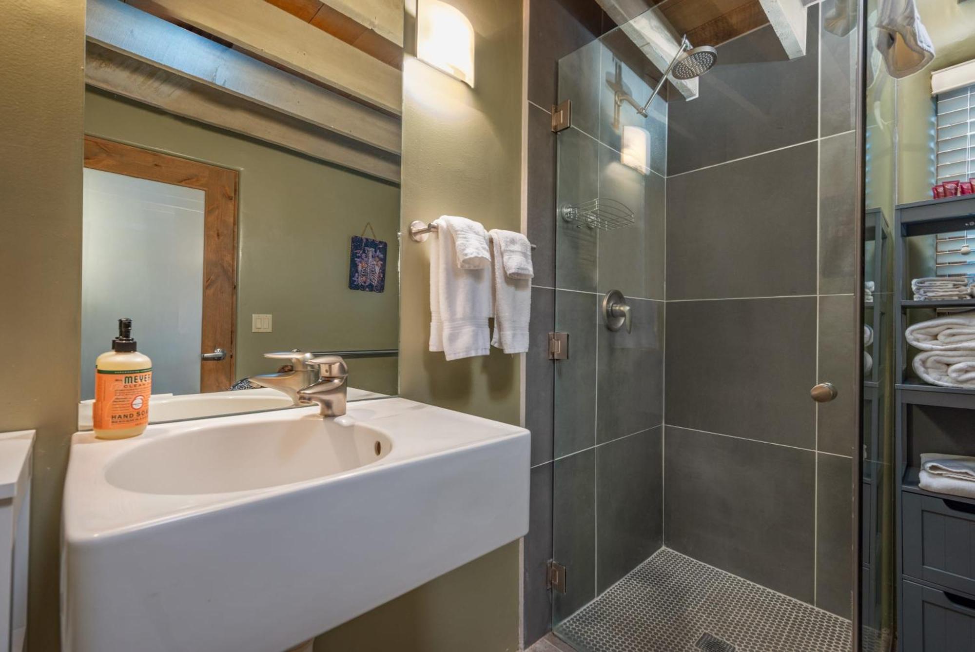Hébergement de vacances Casa Saint Francis- King Bed-patio & Fire Pit -2br *