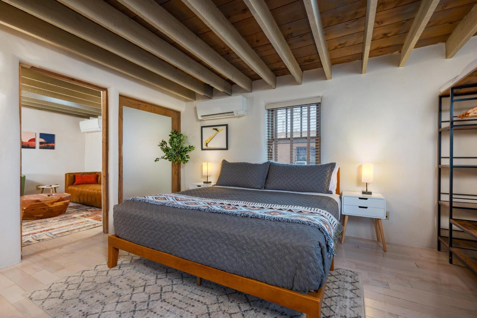 Casa Saint Francis- King Bed-patio & Fire Pit -2br