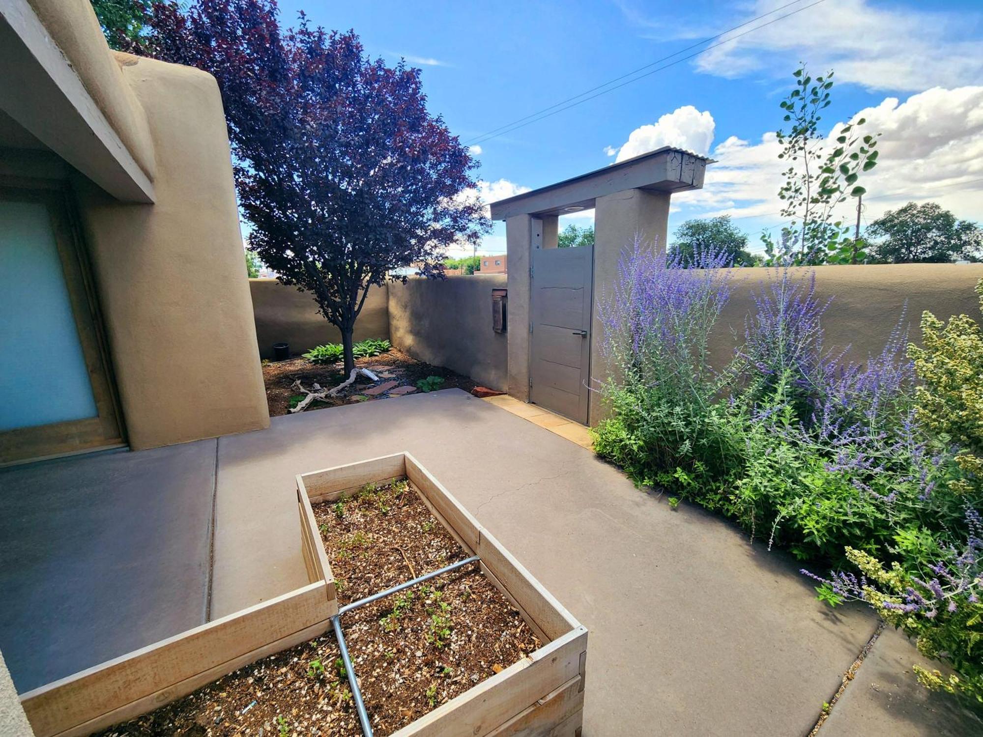 Casa Saint Francis- King Bed-patio & Fire Pit -2br Holiday home *